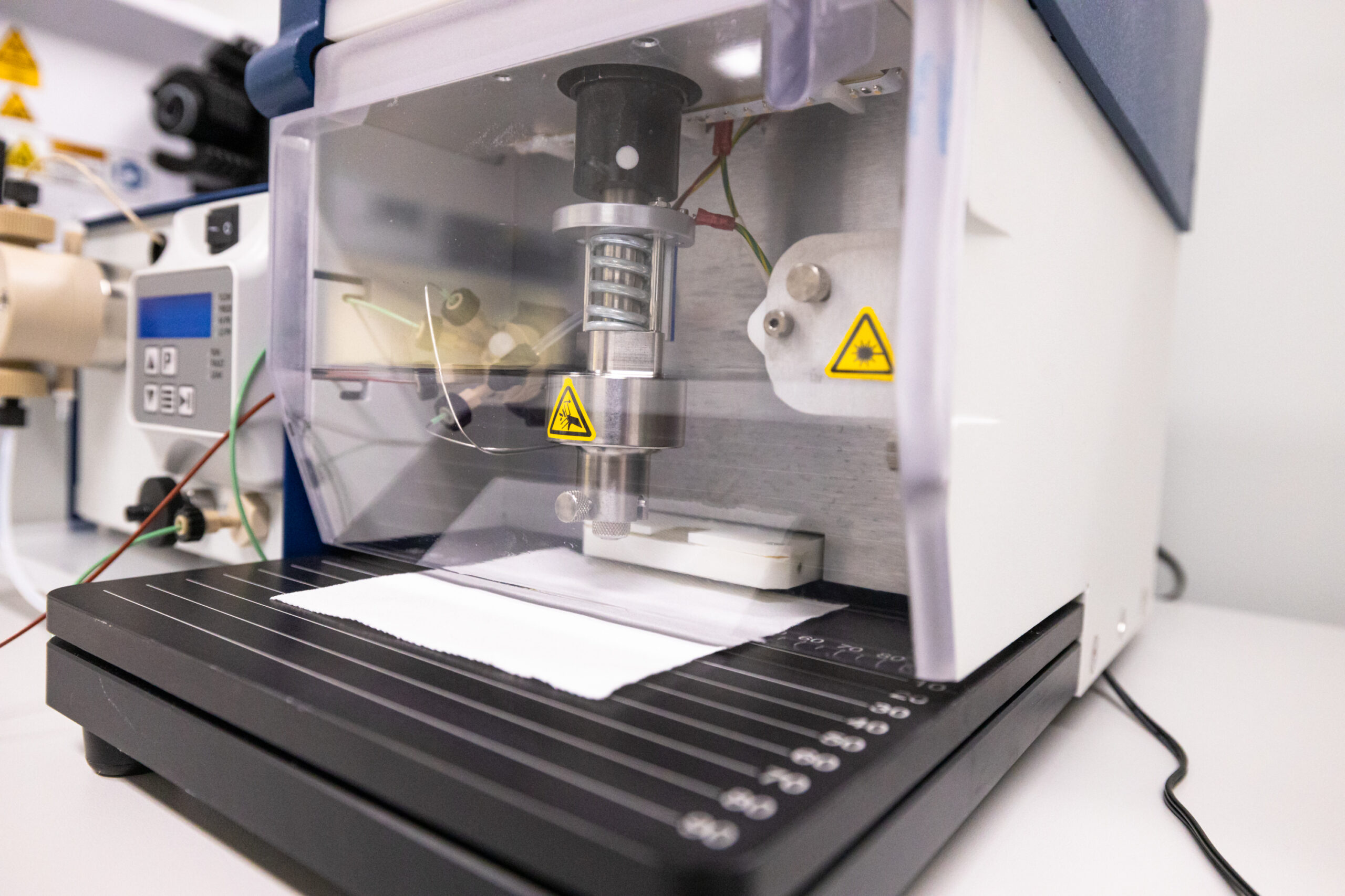 a microextraction probe coupled with a mass spectrometer