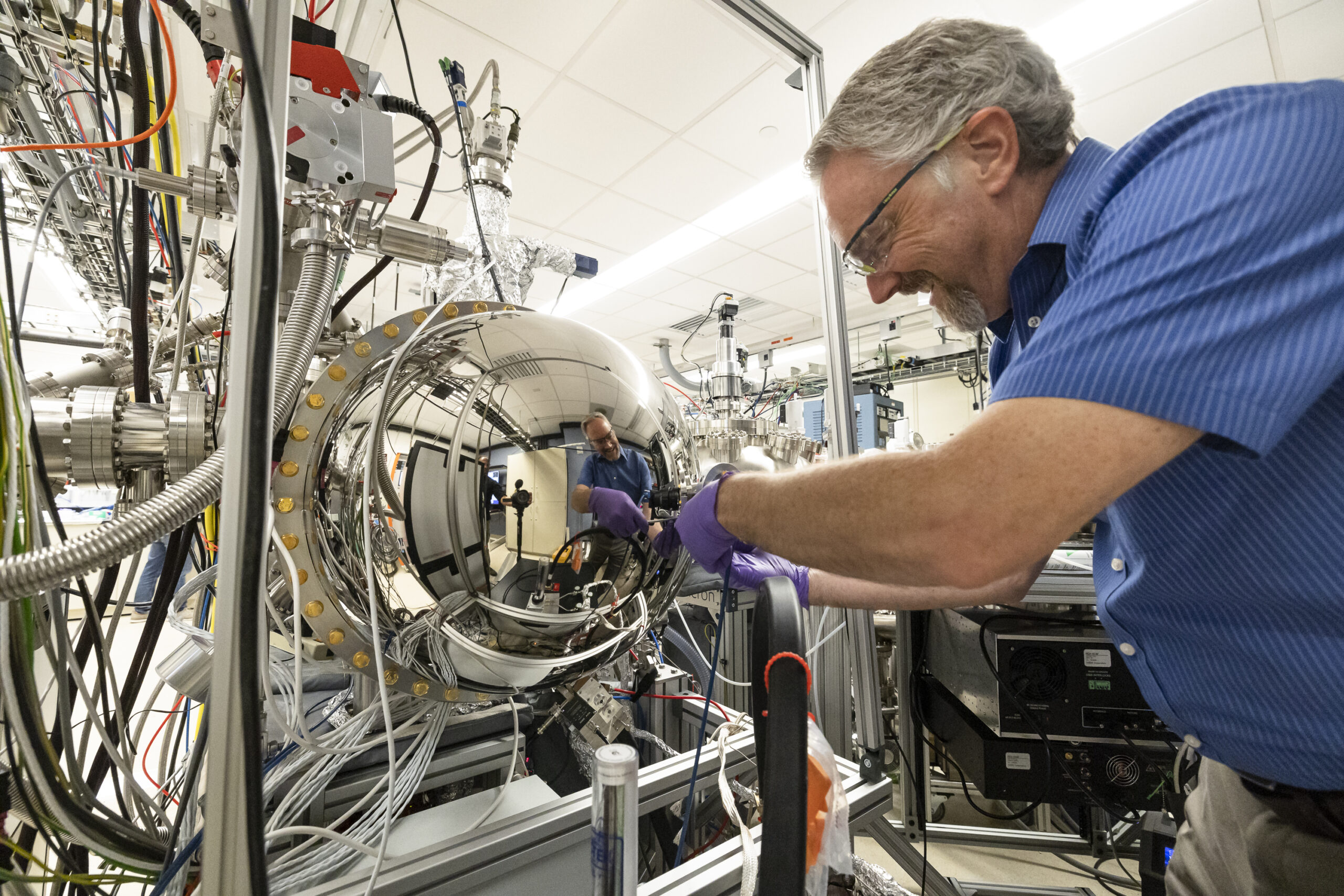 As part of the Quantum Science Center headquartered at ORNL, Robert Moore probes the interface between a topological insulator and a superconductor with spin- and angle-resolved photoemission spectroscopy. Credit: Carlos Jones/ORNL, U.S. Dept. of Energy