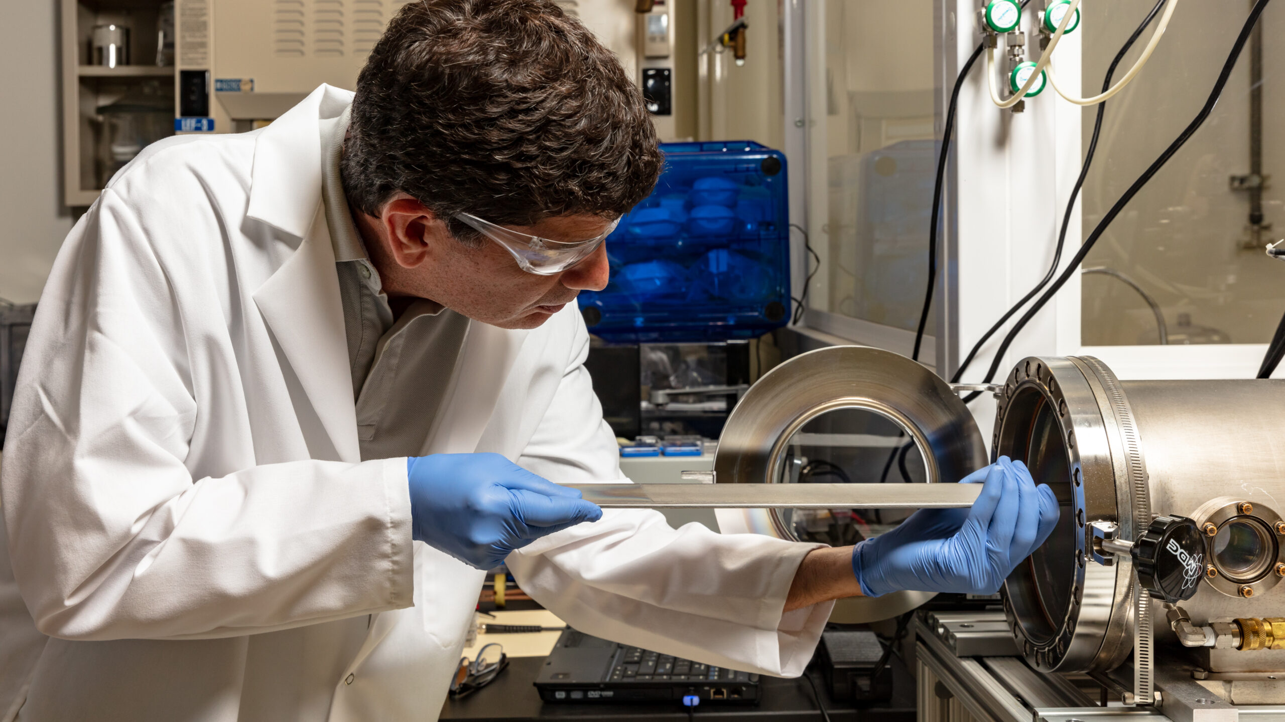 Tolga Aytug demonstrates superhydrophobic coating technology, 2018.