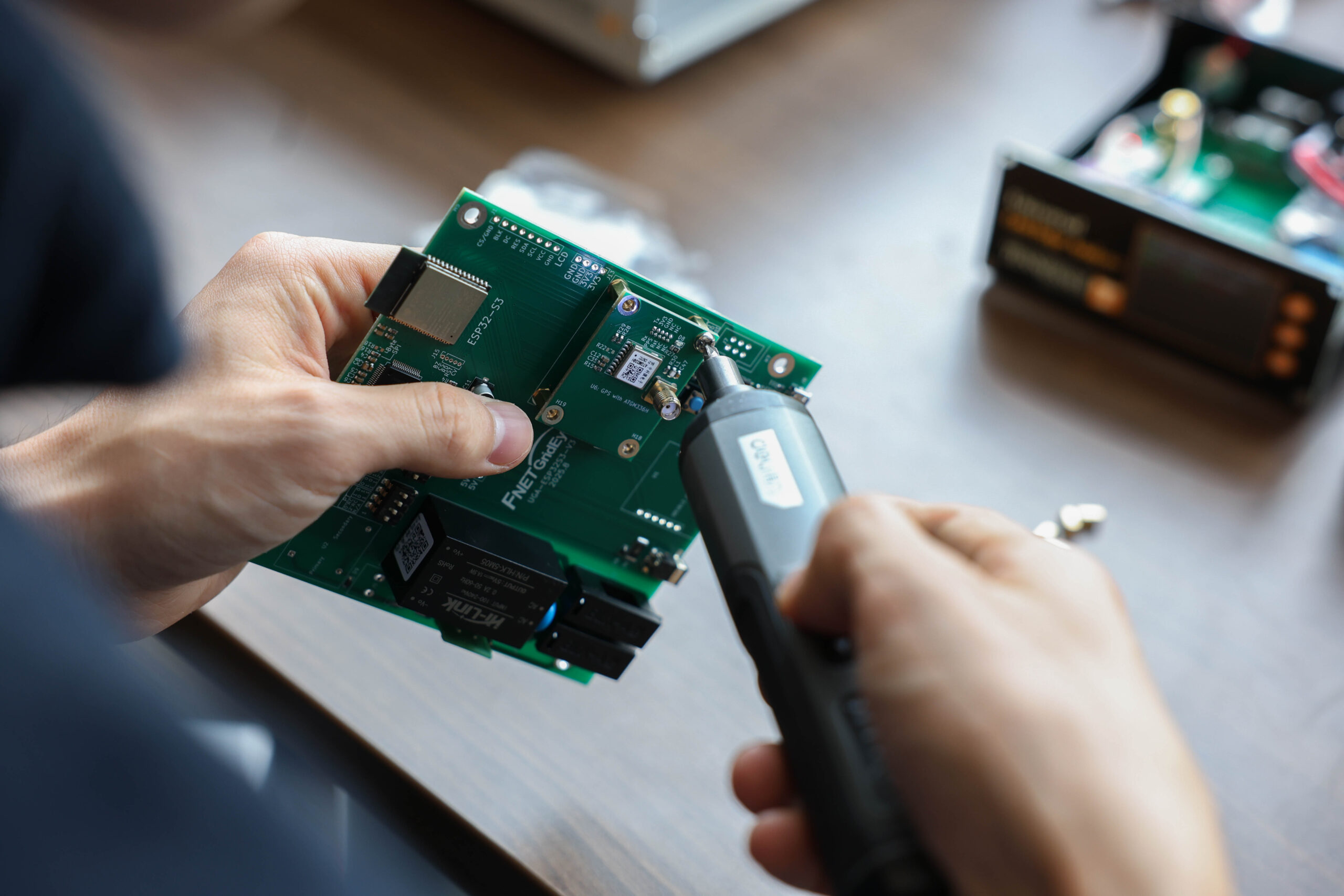 Close up of two hands working on the compact GridEdge Analyzer