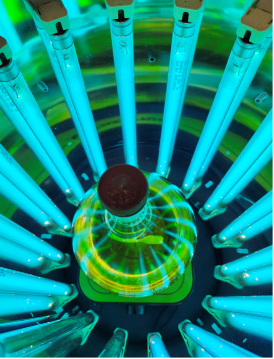 Blue-toned image demonstrating Lumios’s UV‑light‑driven photoiniferter polymerization, which turns a liquid mixture into a solid, plastic-like material.